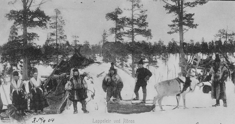 ”Sïjte Rørosen lïhke”, Røsten-gåetie Flensmarkesne medtie 1890 / ”Lappeleir ved Røros”, Røsten-koia i Flensmarka ca. 1890