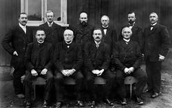 Spydeberg fattigstyre ca. 1920.

Foran fra venstre: 
Nils