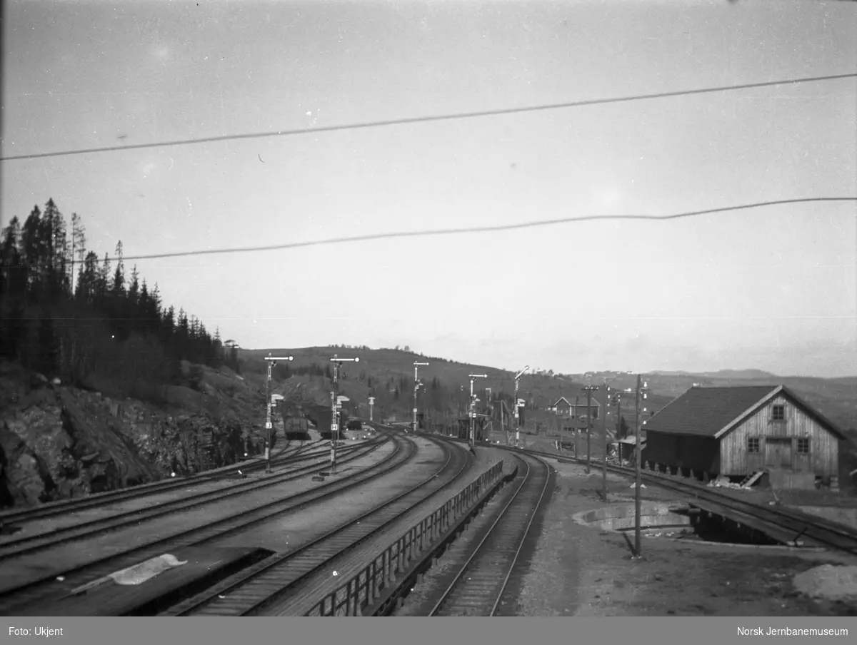 Roa stasjon med semaforsignaler, sett nordover