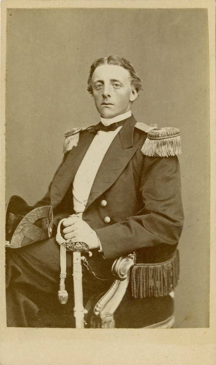 Porträtt av Robert Georg Stuart, officer vid Marinen.