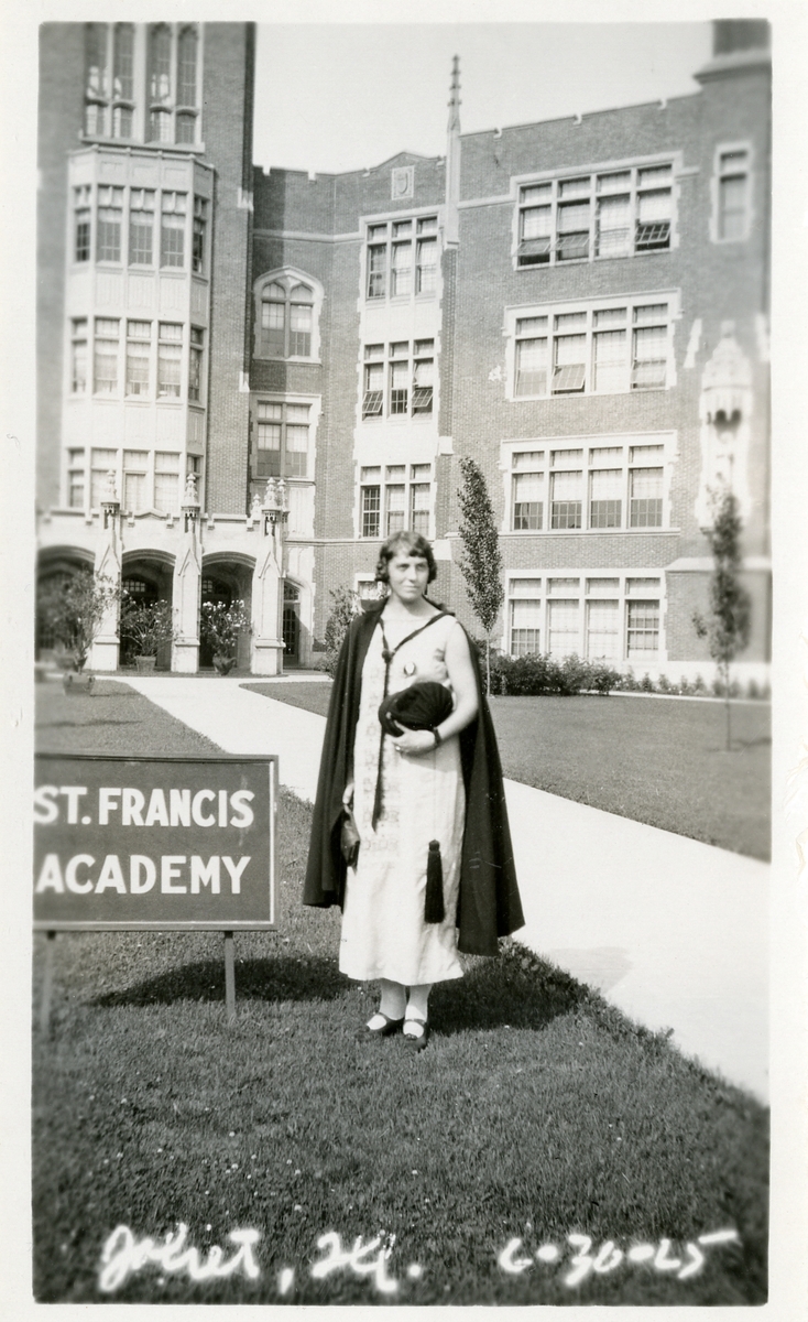 Ukjent kvinnelig student utanfor St. Francis Academy.