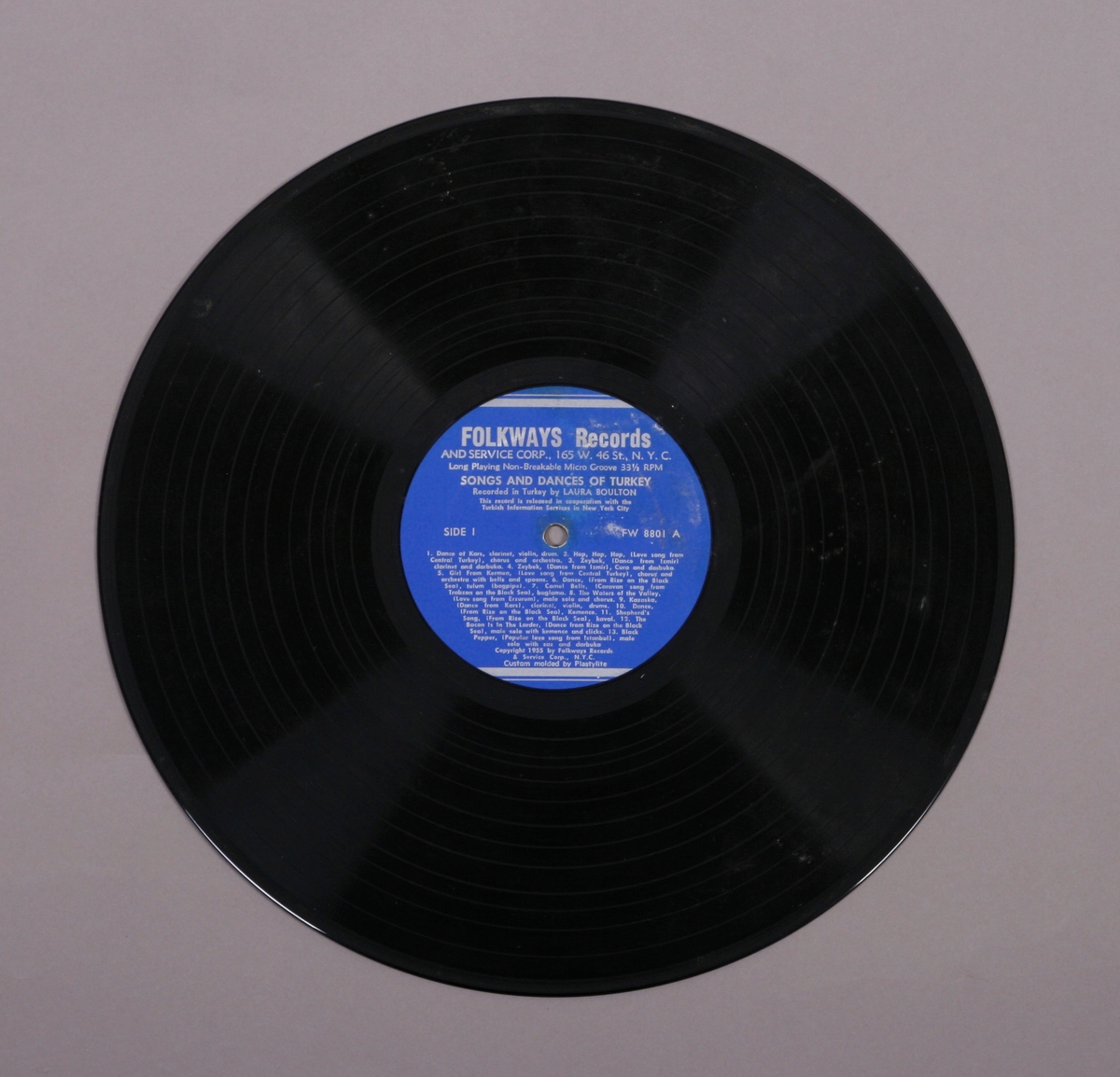 Grammofonplate i svart vinyl. Plata ligger i en uoriginal papirlomme med plastfôr merket "Angel Revords".