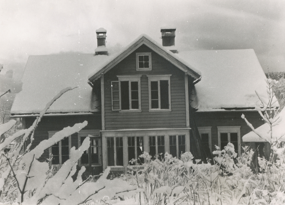 Dokumentasjonsbilder i serie av Hamrevillaen på Skuggen, Nørvasund.