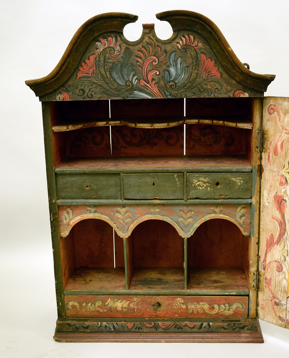 Akantusranker og mennesker, Holger Danske og Roland.