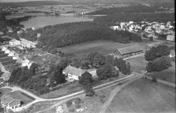Tune prestegård, med Tunevannet i bakgrunnen, og bebyggelse.