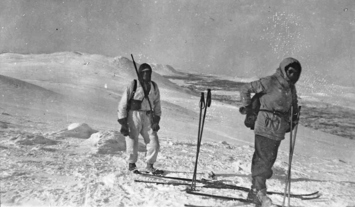 Menn, gevær, ski. Ole Nordseth "Nygarsen" bakerst, ukjent. På jakt? i vinterfjellet.