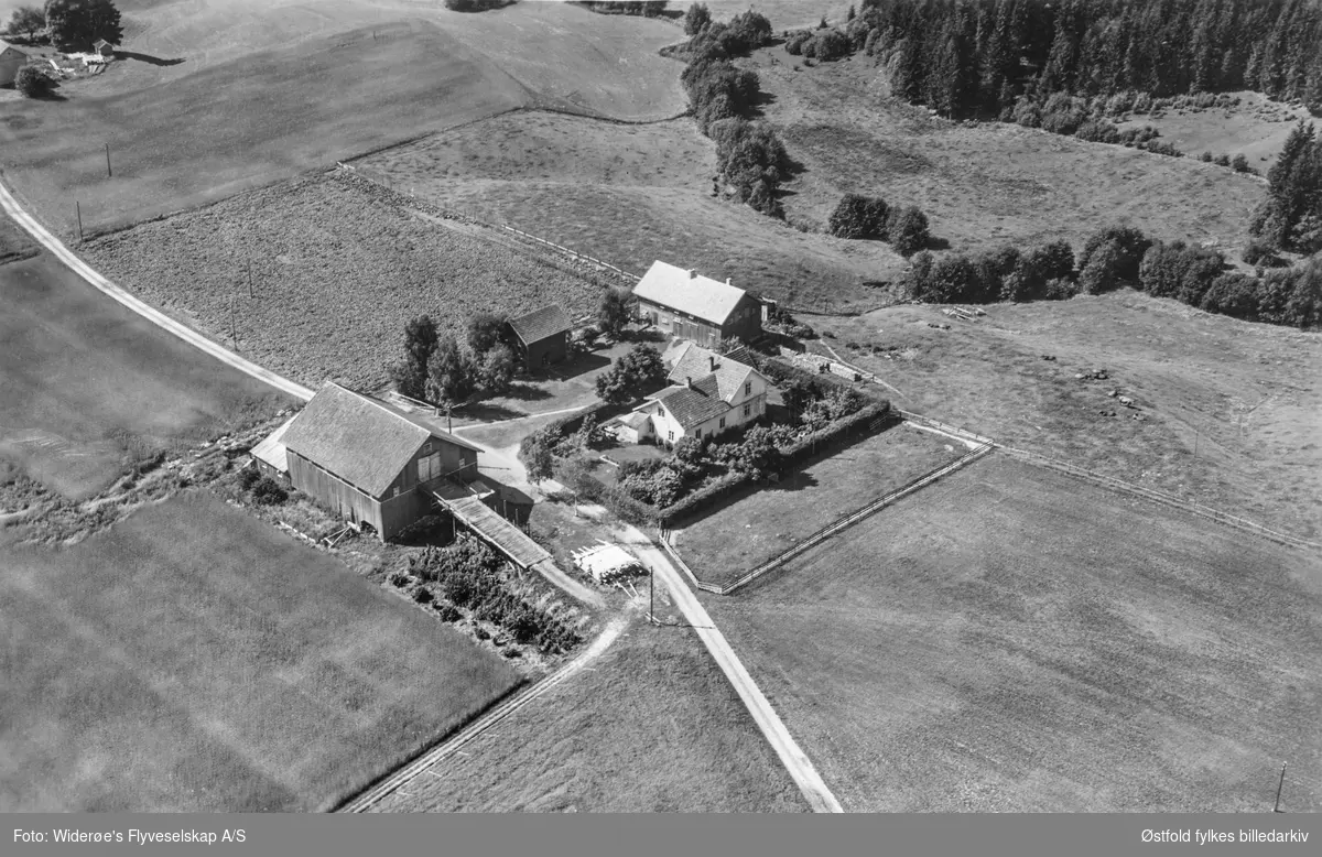 Gården Løkke i Eidsberg, flyfoto 4. august  1951.