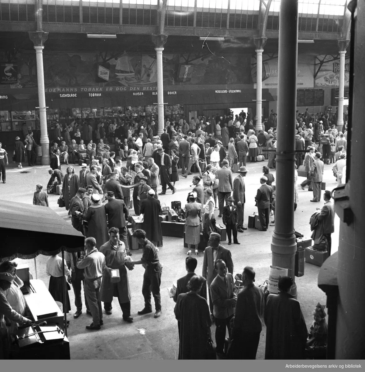 Stor trafikk på Oslo Østbanestasjon, juli 1957