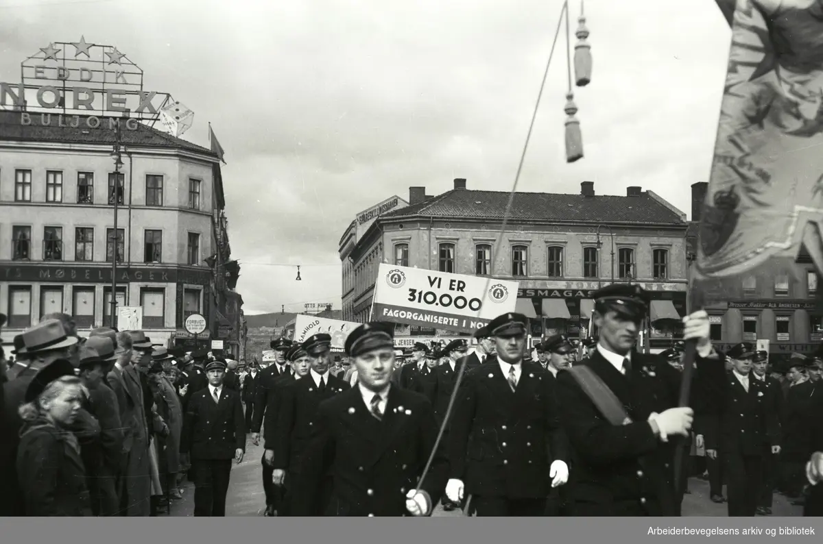 1. mai 1938, Youngstorget. Parole: Vi er 310.000 fagorganiserte i Norge.