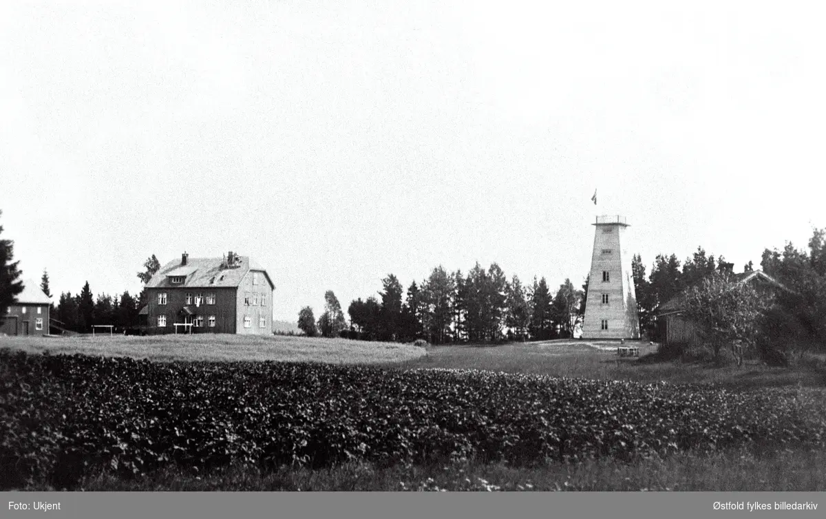 Mona i Eidsberg med hotell og utsiktstårn, antakelig i 1920-30-åra.