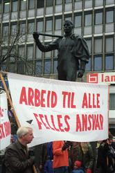 1. mai 1992, foran Pioneren på Youngstorget. Parole: Arbeid 