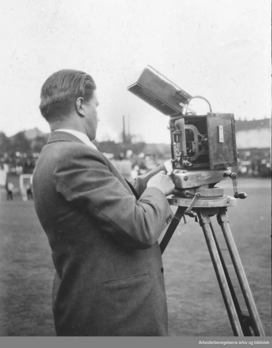 1. Mai 1932, filmfotograf på Dælenenga i Oslo.