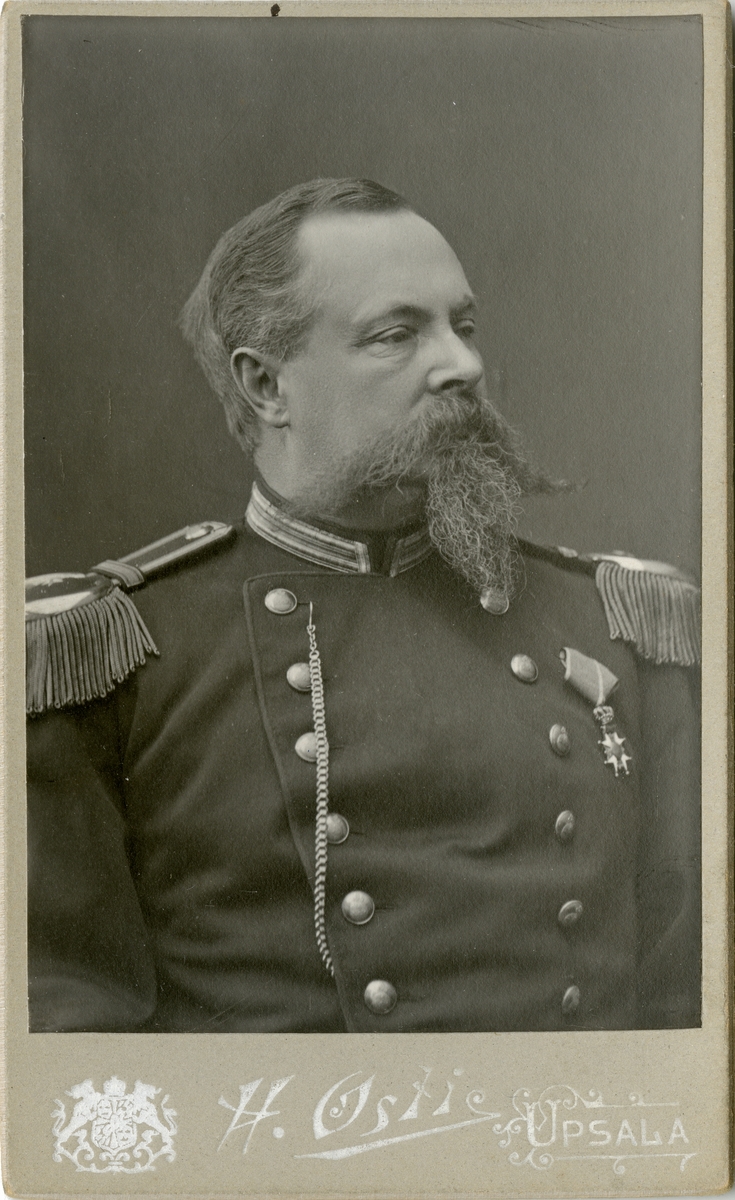 Porträtt av Johan Gustaf Ernst Wiman, major vid Upplands regemente I 8.
Se även AMA.0009265.