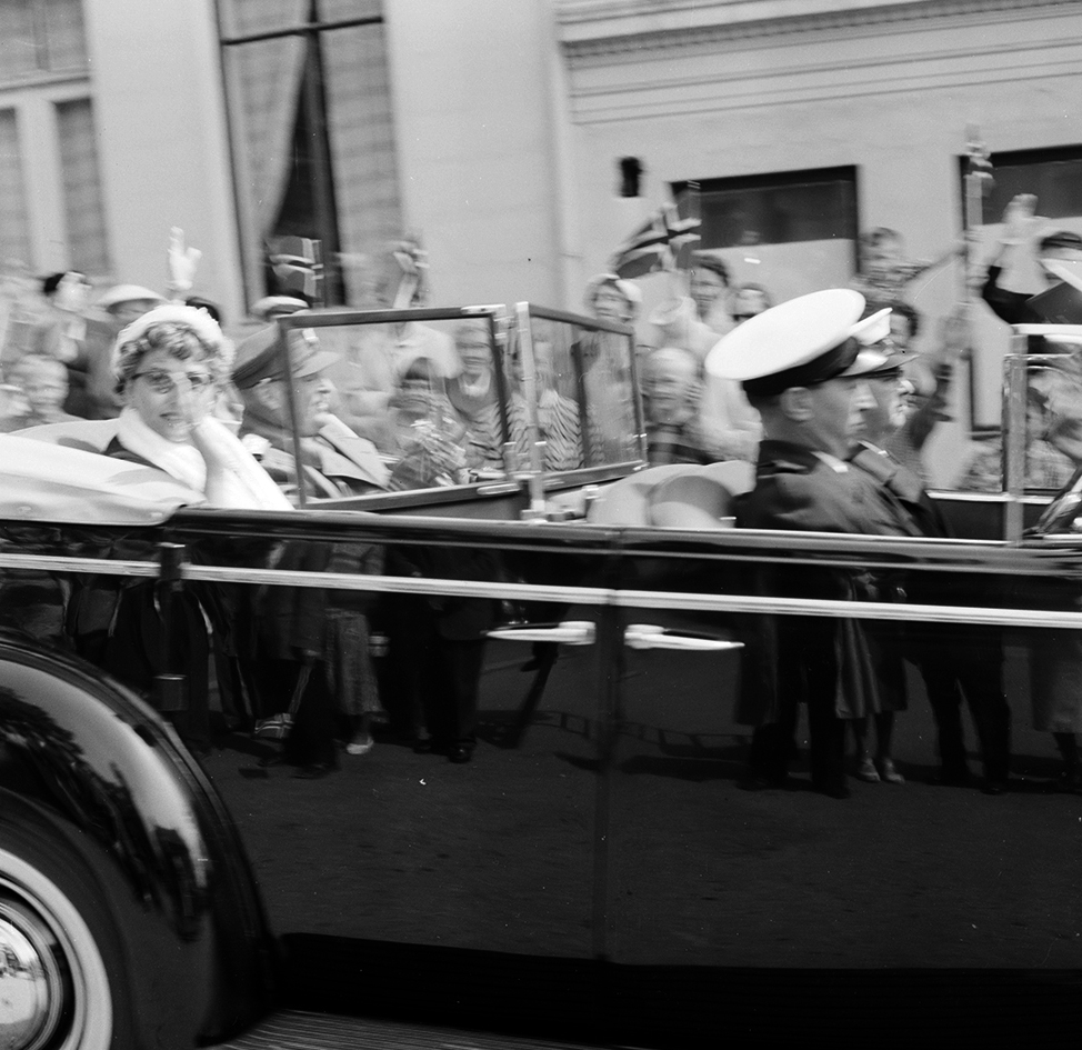 Signingsreisen 16.06.1958, Kong Olav V og prinsesse Astrid, bil Buick C-1, Seminargata, Hamar.
