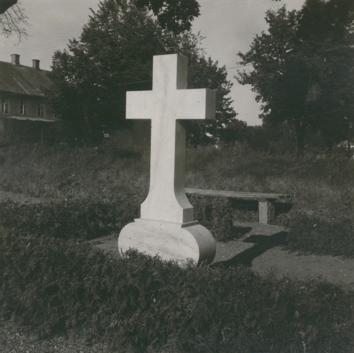 Ett kors på en kyrkogård i Madesjö.