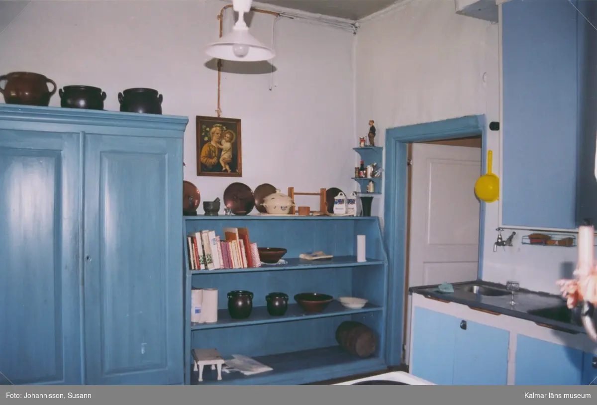 Interiör från Hägerums gård, skåp hyllor och diskbänk i köket på bottenvåningen.