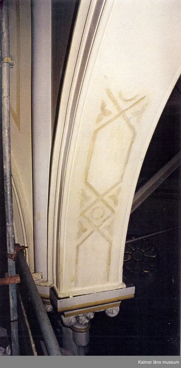 Framtvättad ursprunglig dekormålning på valvbågar och ytterväggar i Gladhammars kyrka.