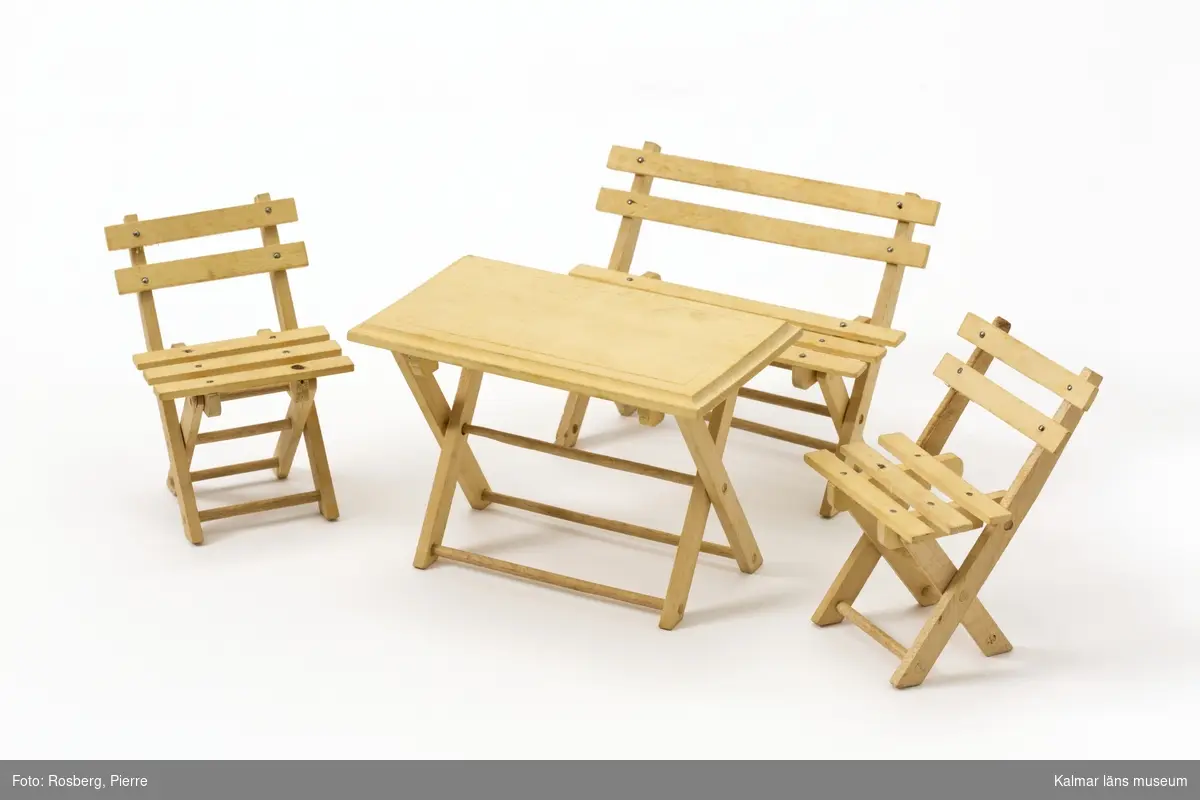 KLM 45437:12:1-4 Bord, soffa och stolar, av trä. Dockskåpsmöbel, trädgårdsmöbler. :1 bord, hopfällbart bord av trä. :2 soffa, hopfällbar soffa av trä. :3-4 stol, två hopfällbara stolar i trä.