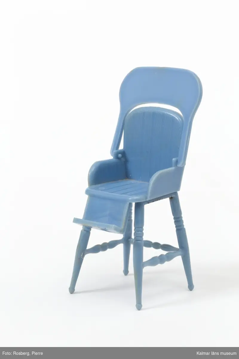 KLM 45437:10 Barnstol, av plast. Dockskåpsmöbel. Barnstol för små barn, typ pinnstol, i ljusblå plast. Uppfällbar bricka.