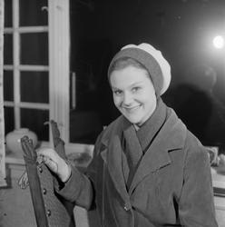 Skuespiller Bente Børsum viser moteklær.