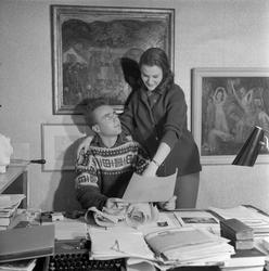 Skuespiller Bente Børsum viser moteklær.