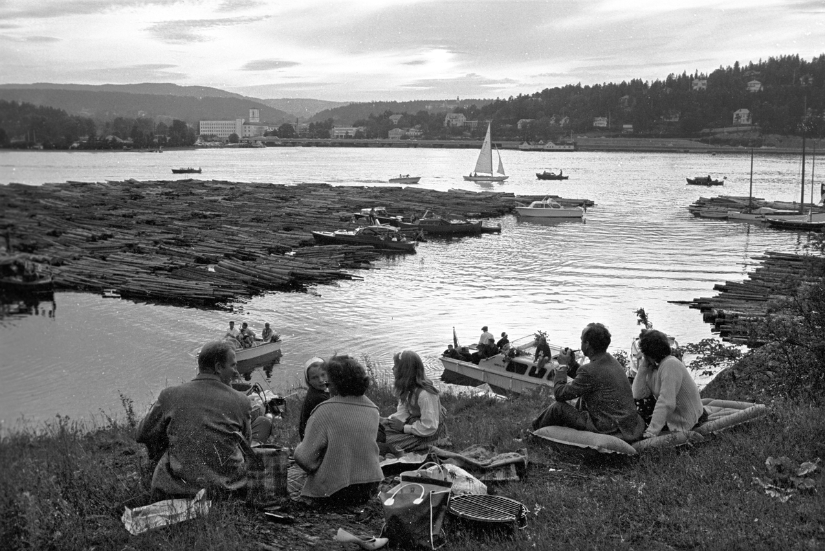 Serie. St. Hans feiring på Kalvøya utenfor Sandvika.  Fotografert 24. juni 1965.