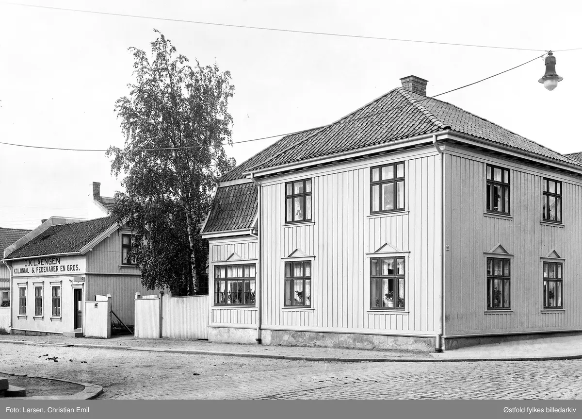 Gateparti med hjørnegård, kolonialforretningen til  O. K. Laengen i St. Mariegate 60 i Sarpsborg 1930.
