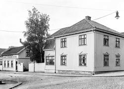 Gateparti med hjørnegård, kolonialforretningen til  O. K. La