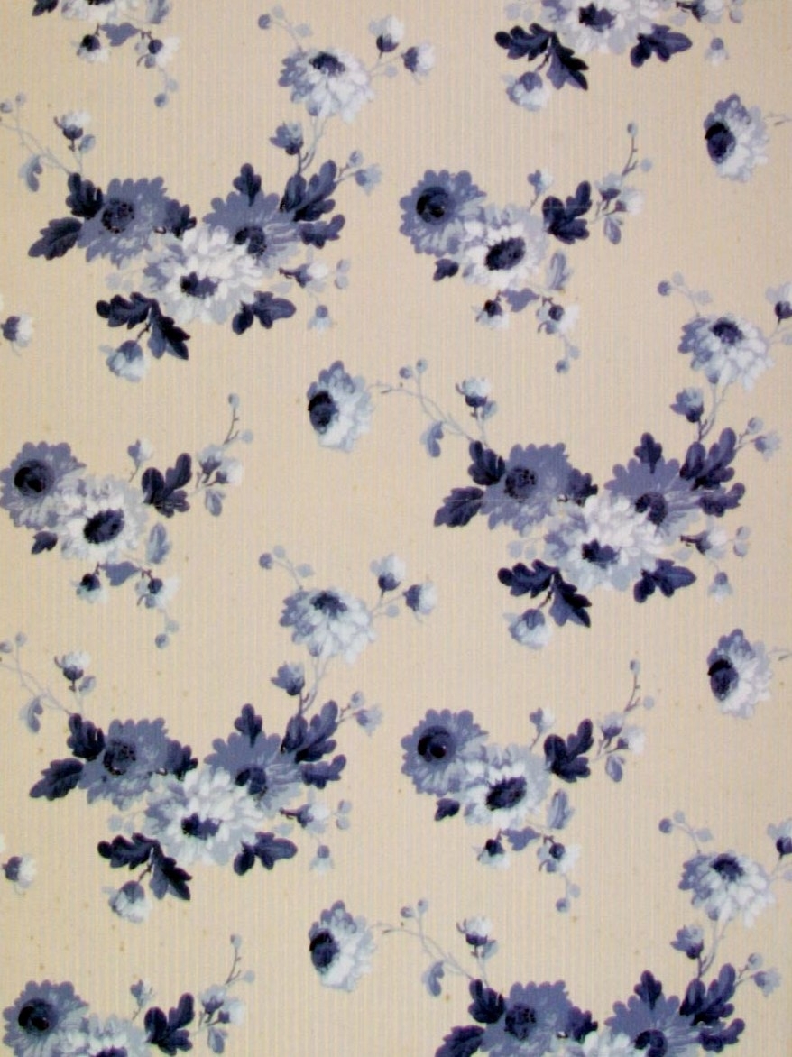 Blommor utströdda över ett mindre randmönster. Tryck i flera blå och ljusblå nyanser på ofärgat papper.