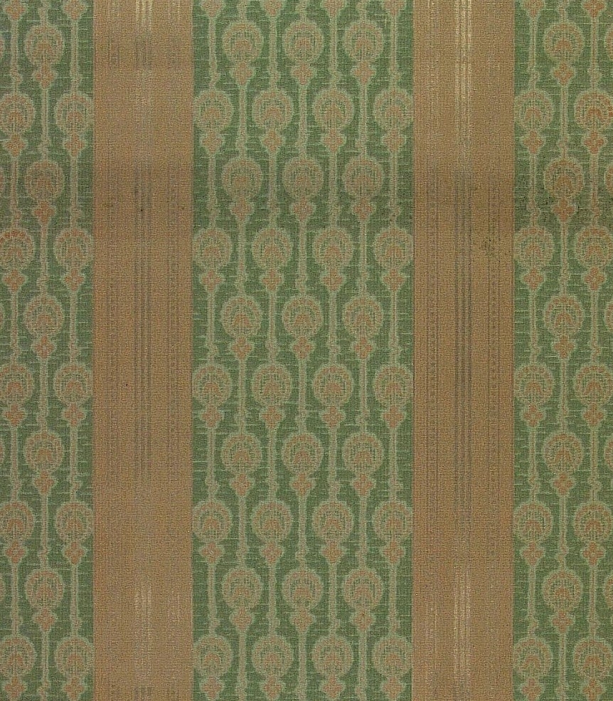 Vertikala band med mönster i guld omväxlande med partier dekorerade med ett mindre diagonalmönster i två ljusgröna nyanser.
Ofärgat papper.





Tillägg historik:
Tapet upphittad på vinden på Brunsta gård i Bettna. Gården är från 1850-talet.