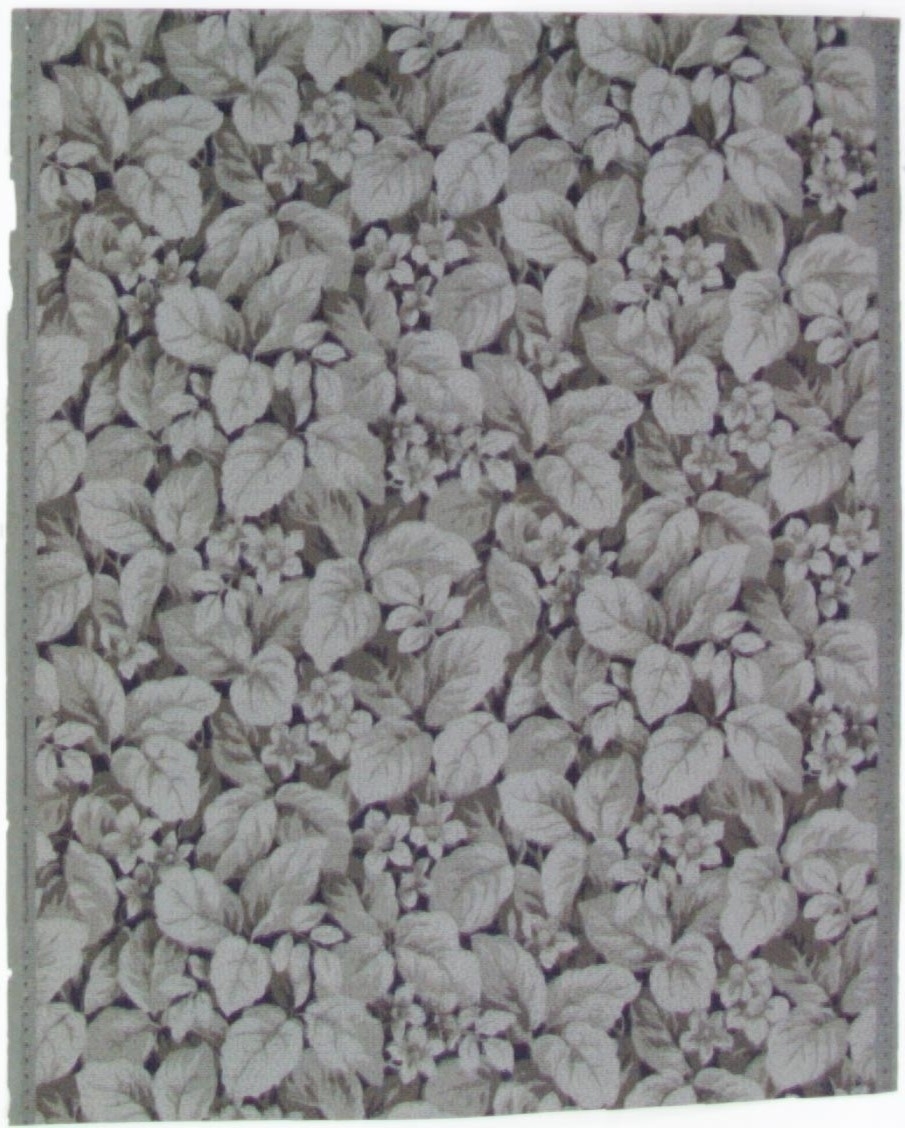 Ett tätt ytfyllande blad-/blommönster i svart samt i flera beigegrå nyanser på grått genomfärgat papper. Övertryck med ett streck-/randmönster.