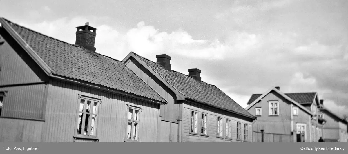 St. Marie gate 143 og 145 (Reiersmoen eller Reiersmogata 23) i  Sarpsborg 1935.
Nr. 145 ligger til venstre, deretter 143.
