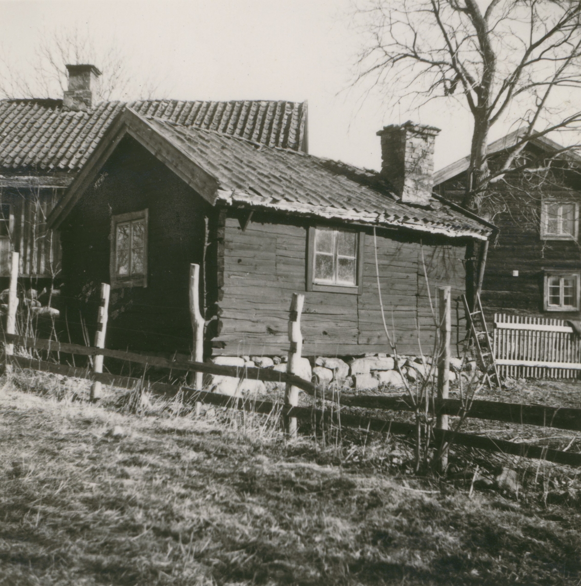 Bostadshus och komplementbyggnad i Hagnebo.