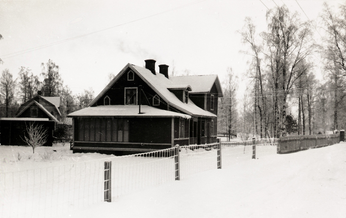 Exteriör av Charles Karlssons  ateljén under snövintern 1928-1929.