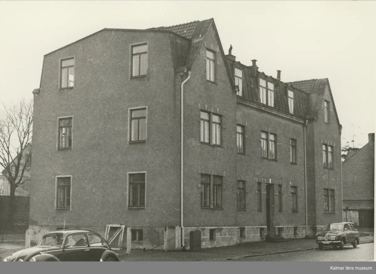 Bostadshus på Trädgårdsgatan. Bilderna är tagna inom ramen för Kalmar kommuns  av  inventering av stadens bebyggelse 1974,