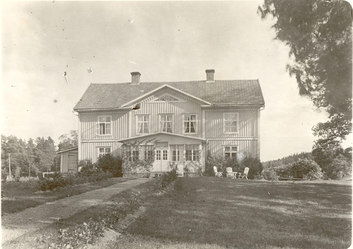 Mangårdsbyggnaden, gårdssidan. Möjligen ett gammalt hus som ...