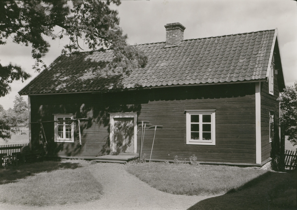 Snickarebod och drängstuga. Flyttad från Gärdselns gård i Baggetorp på 1870-talet. Parstuga. Spis i högra rummet. Bredd 5,5 m. Längd 11m.
Ombyggt /öm 11/4-95