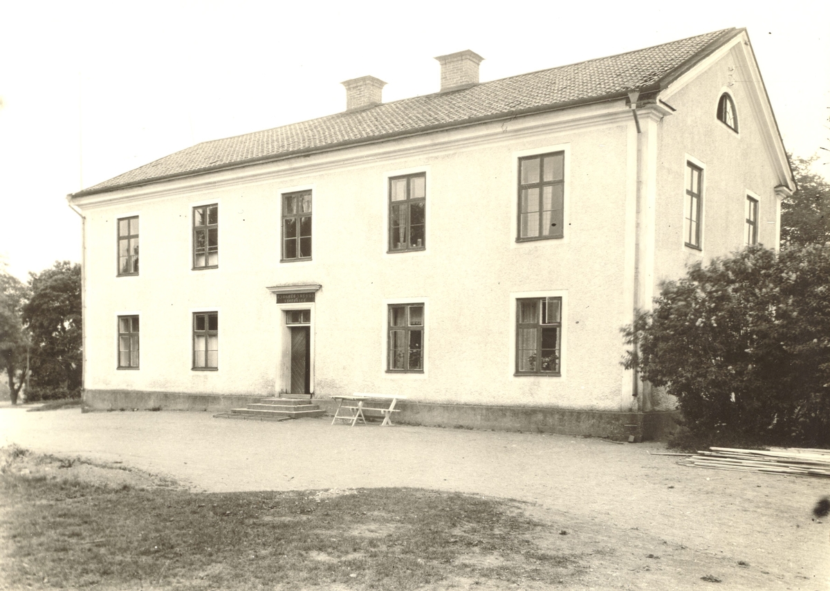 Ringeltaubska skolan i Västra Ed.

Byggnaden avsynades 1844. 
Bygd efter ritning av J,F, Oppman vilken ritning förenklades av stadsbyggmästaren Jonas Jonsson i Västervik som uppförde huset.
Båda ritningarna bevaras i Kyrkoarkivet. 
Putsat trähus genomgåendekorridor i tväraxeln.