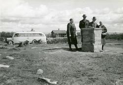 2 kvinner og 2 menn står rundt en merkestein på Gausdalsfjel