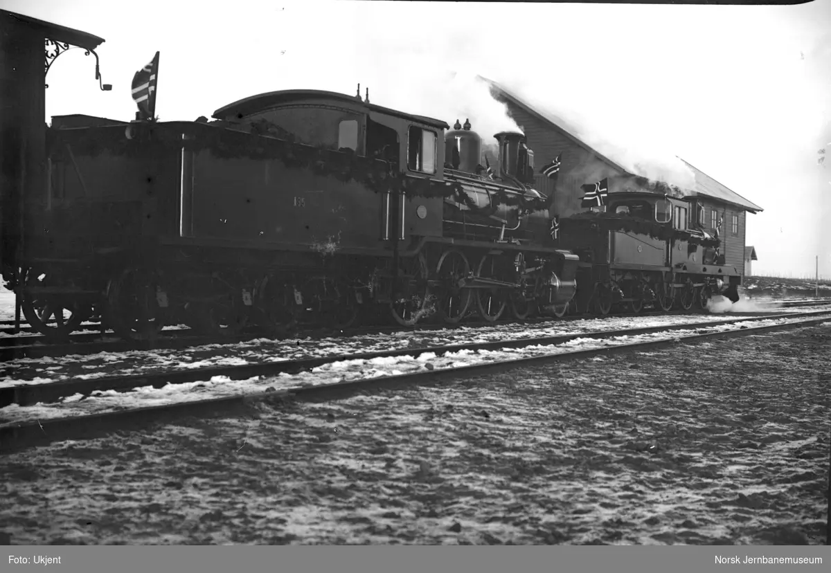 To dekorerte damplokomotiver, type 18a nr. 135 og 13a nr. 70. Åpningstog på Gjøvikbanen?