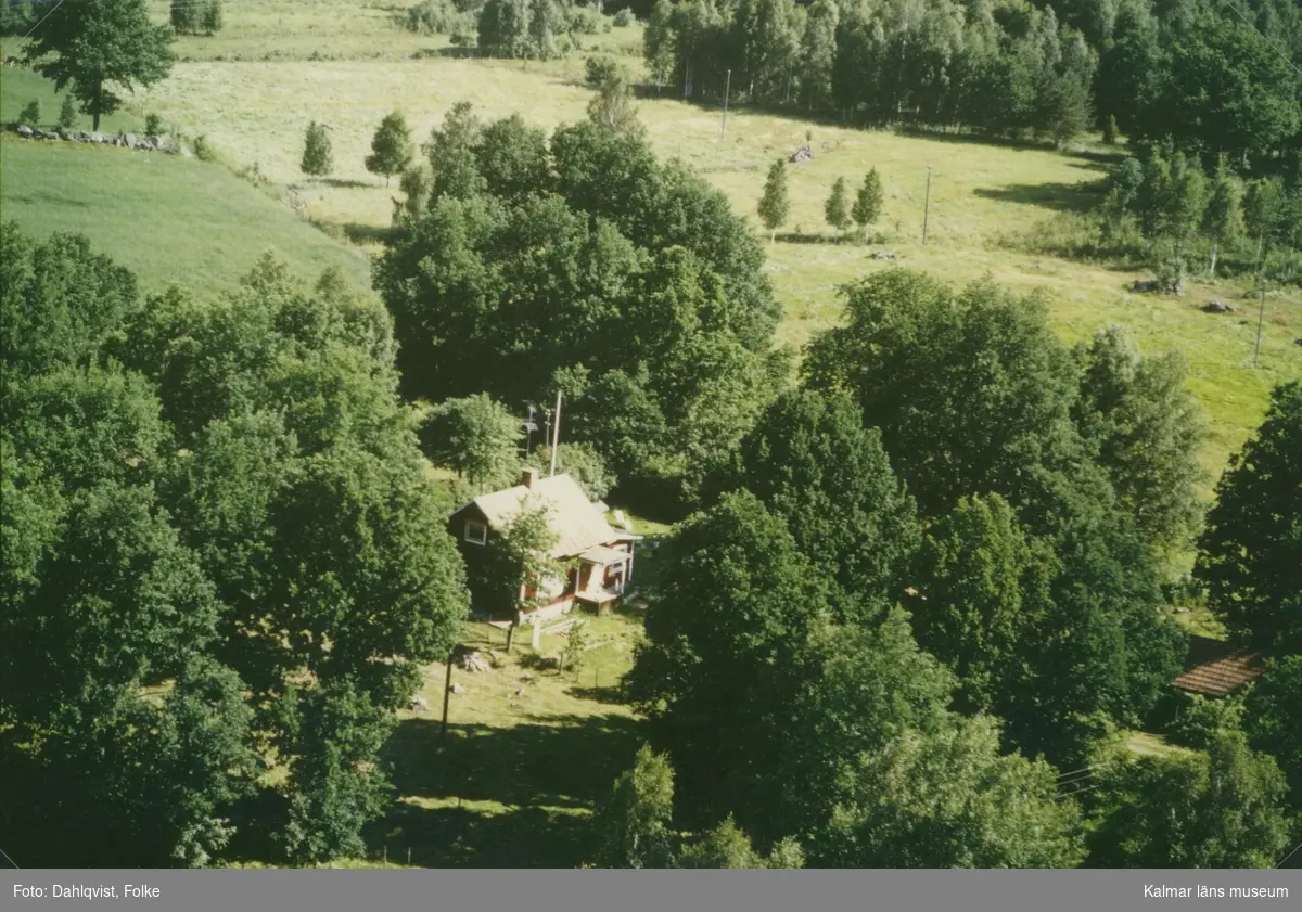 Ett bostadshus vid träd och hagmark i Fågelfors.