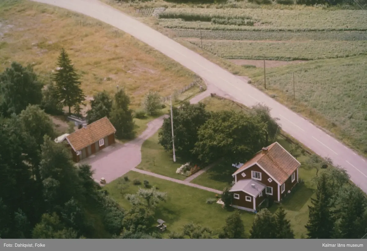 En villa, väg och åkermark i Madesjö.
