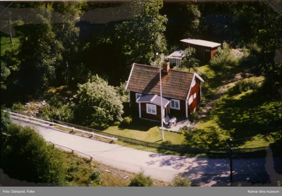 En villa och ett uthus i Madesjö socken.