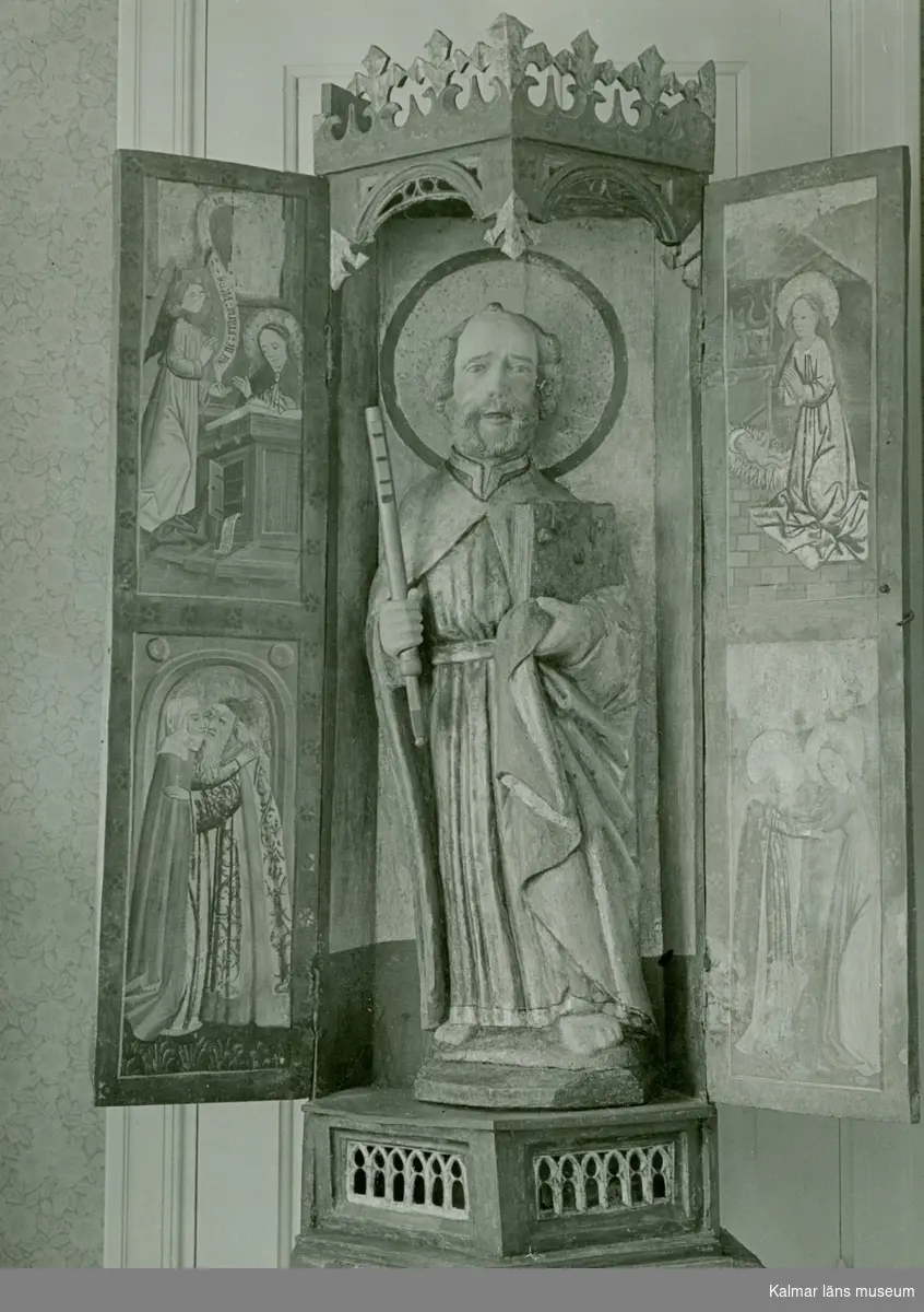 Helgonskåp från slutet av 1400-talet med en bild av Sankt Petrus, och med målningar som skildrar Jungfru Marias liv.
