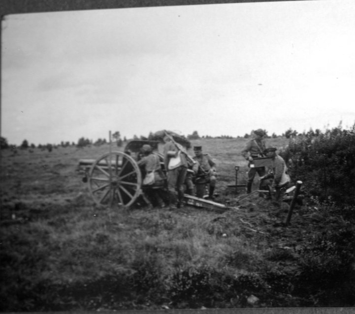 Kanon m/1902. 7,5 cm. Riktning av laddning.Tånga Hed.