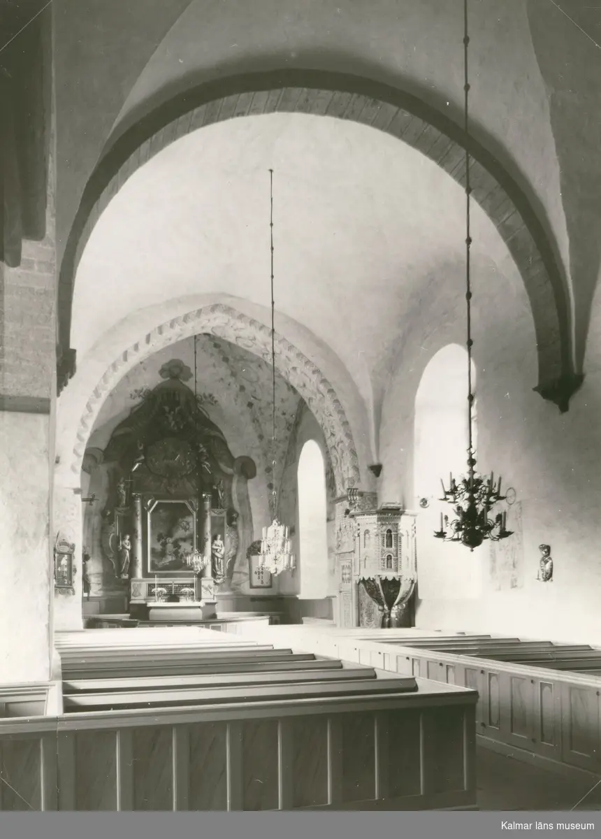 Interiör mot altaret och predikstolen i Gärdslösa kyrka efter restaureringen 1957-1558.