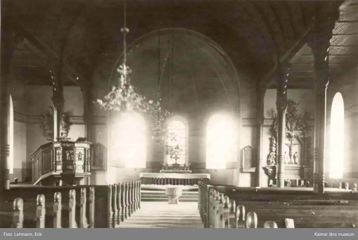 Interiör mot altaret i Locknevi kyrka.