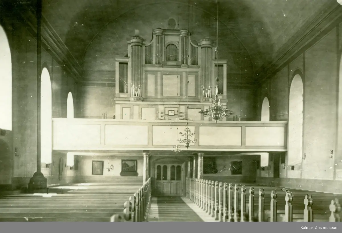 Interiör mot orgelläktaren i Tryserum kyrka.