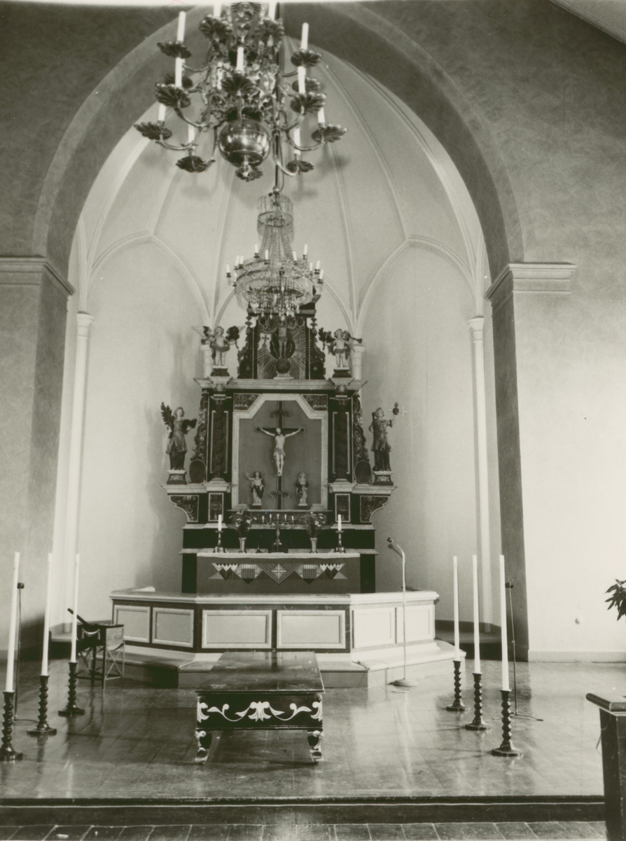 Altare med altaruppsats i Virserums kyrka.