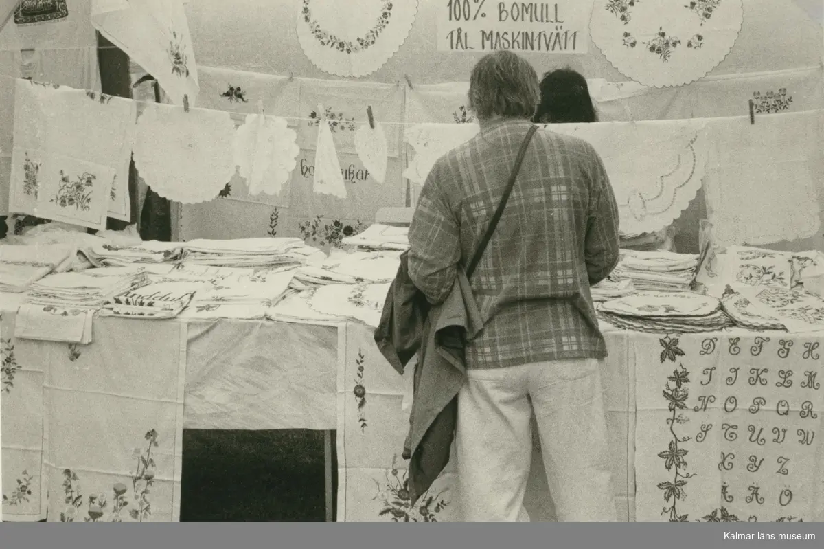 Försäljning av textil på Algutsrums sommarmarknad 1996.